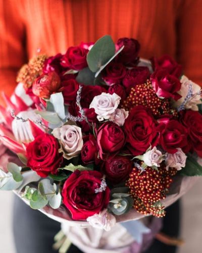 <strong>IMAGE IS FOR ILLUSTRATION ONLY. Actual arrangement is NOT pictured.</strong>
Pick out your perfect dream combination of colors and a vase and let us do the rest! We will make your Valentine thrilled that you trusted us to design and deliver the ideal floral arrangement! Please note any specifics (flowers, bow or no bow, etc) in the notes and we will do our best to accommodate.