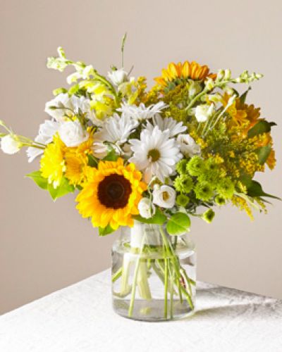 Give a dose of sunshine in bloom. This stunning bouquet is teeming with rays of sunflowers, textured snapdragons and darling daisy poms to deliver the perfect pick-me-up for an occasion or as a treat to yourself.